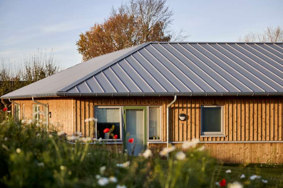 Moderne tagløsning fuldender efterskolebyggeri, Rågelund Efterskole, Rågelundvej 179, 5240 Odense NØ